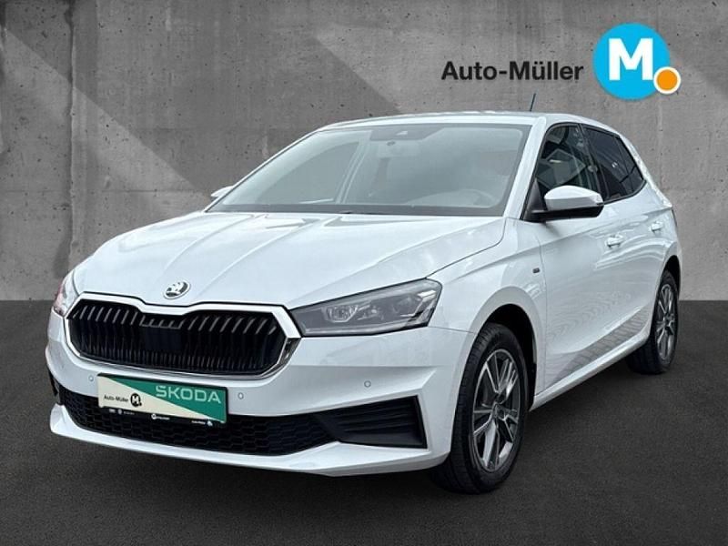 Moonweiss perleffekt (metallic) Gebraucht 2022 Skoda Fabia Tour Limousine | 16.189 € (Fairer Preis) - Bild 1/4