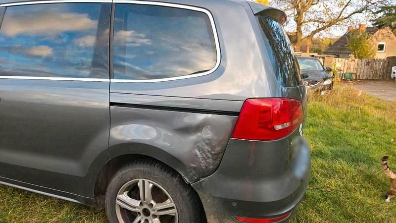 Second-hand VW Sharan 170 CP (125 kW) 2011 Argintiu Monovolum