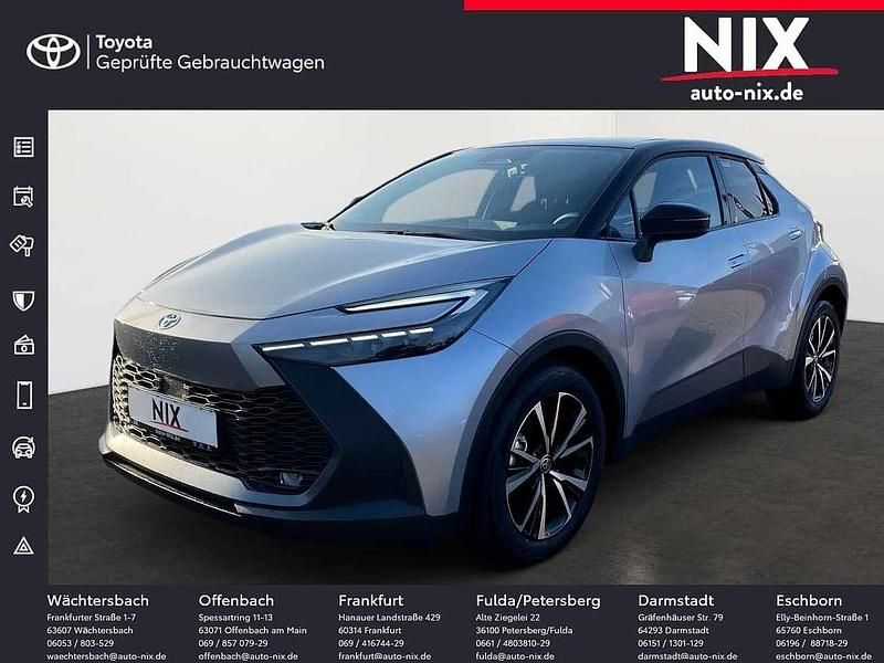 Shimmeringsilver / schwarz Neu 2025 Toyota C-HR Team SUV | 31.890 € - Bild 1/4