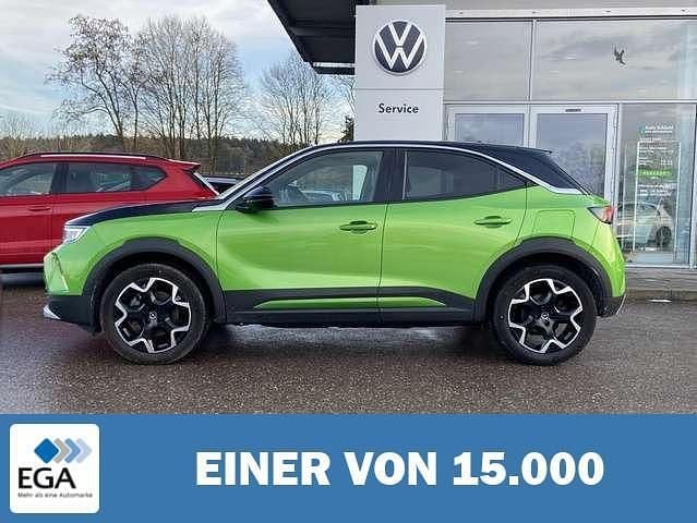 Grün metallic Gebraucht 2022 Opel Mokka-e Ultimate SUV | 18.540 € (Fairer Preis) - Bild 1/4