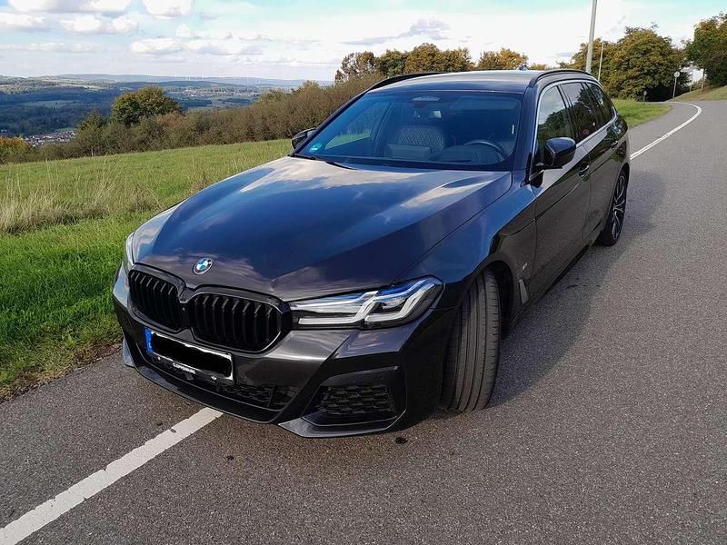 Grau Gebraucht 2023 BMW 540 M Performance Kombi | 59.540 € - Bild 1/4