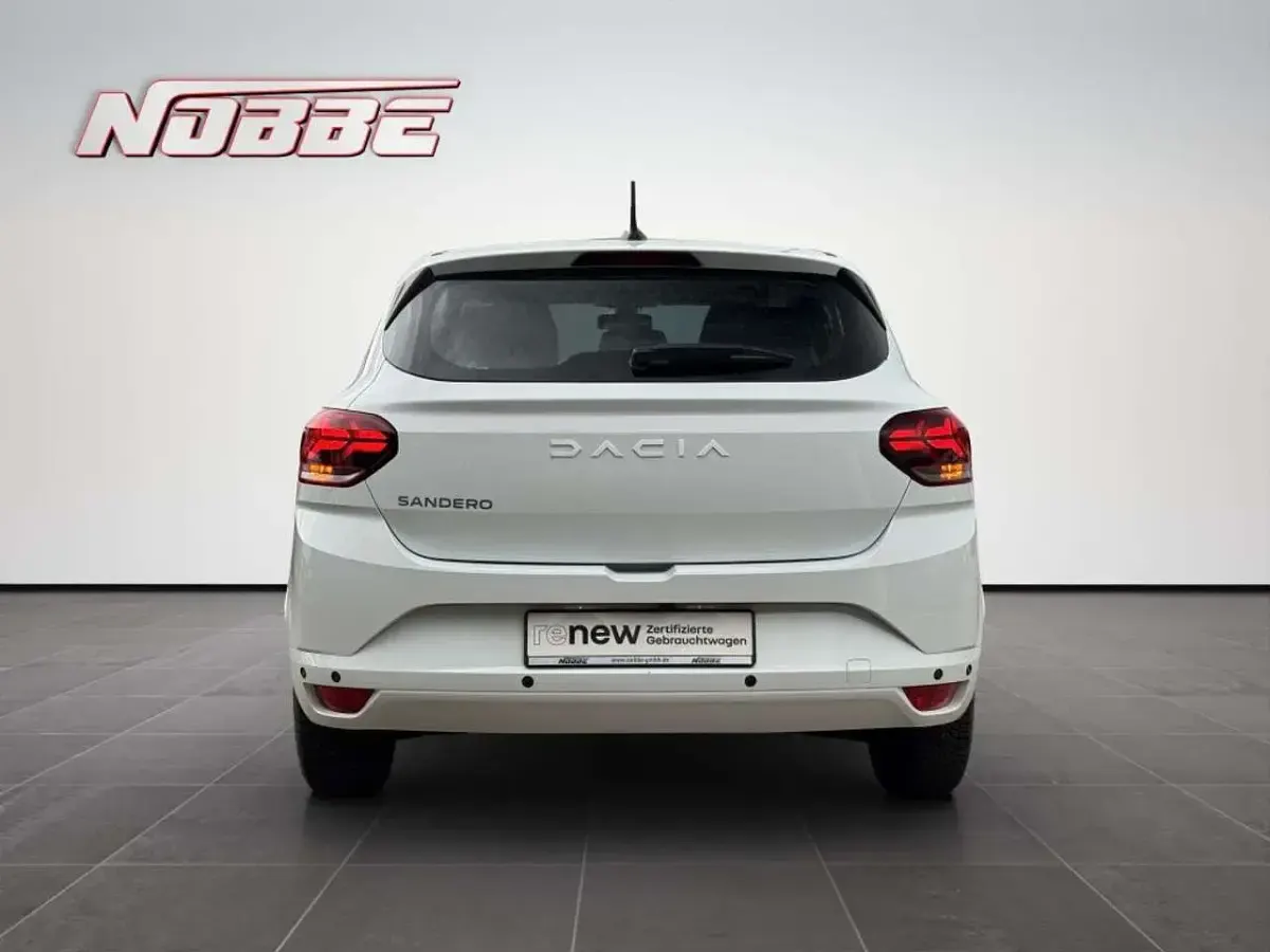 Używany Dacia Sandero Expression 91 KM (66 kW) 2023 Biały Hatchback