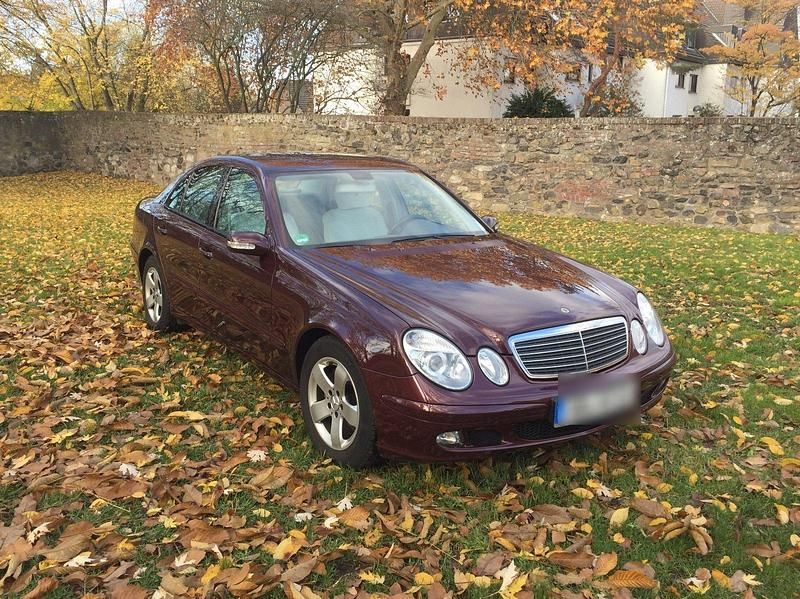 Rot Gebraucht 2005 Mercedes E200 Limousine | 500 € - Bild 1/4