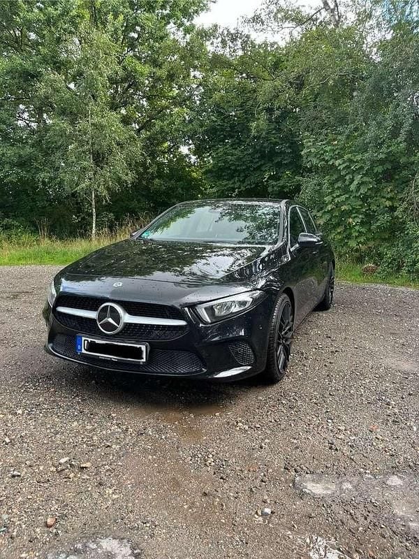 Schwarz Gebraucht 2018 Mercedes A200 Kleinwagen | 18.000 € (Fairer Preis) - Bild 1/4