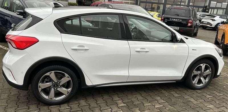 Usata Ford Focus Active 125 CV (91 kW) 2019 Bianco Berlina