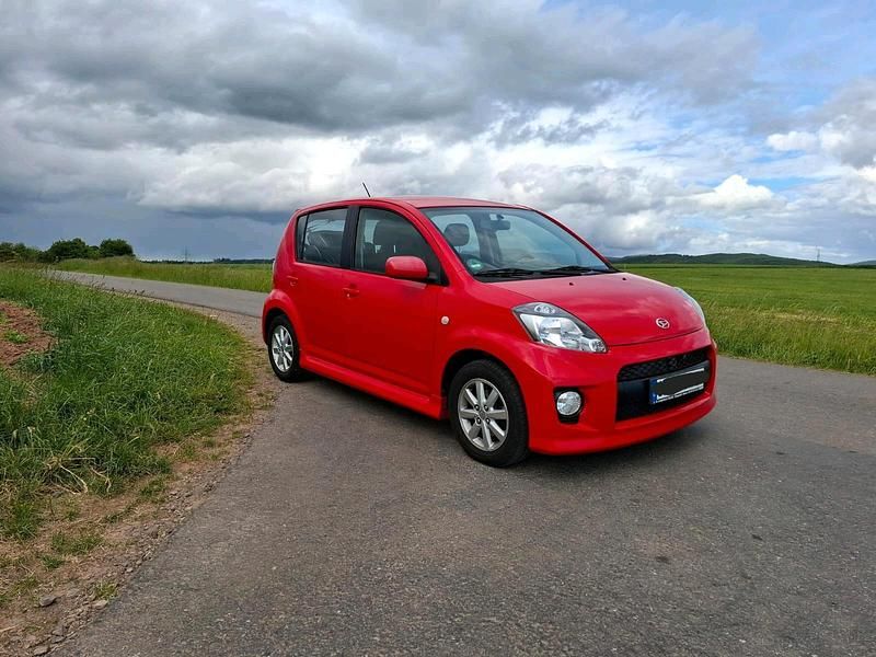 Rot Gebraucht 2009 Daihatsu Sirion Kleinwagen | 3.450 € (Fairer Preis) - Bild 1/4