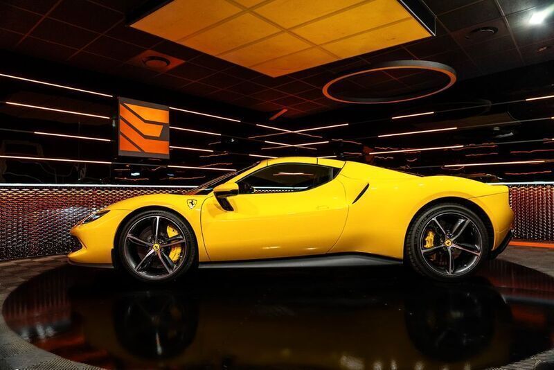 Gebraucht Ferrari 296 829 PS (609 kW) 2023 Gelb Cabrio