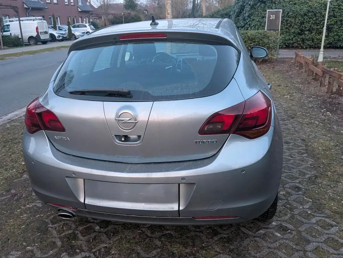 Gebraucht Opel Astra 179 PS (131 kW) 2011 Silber Limousine