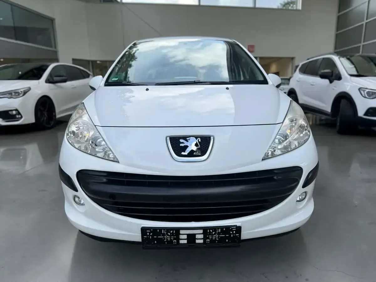 Gebraucht Peugeot 207 Tendance 95 PS (69 kW) 2009 Blanc banquise Limousine