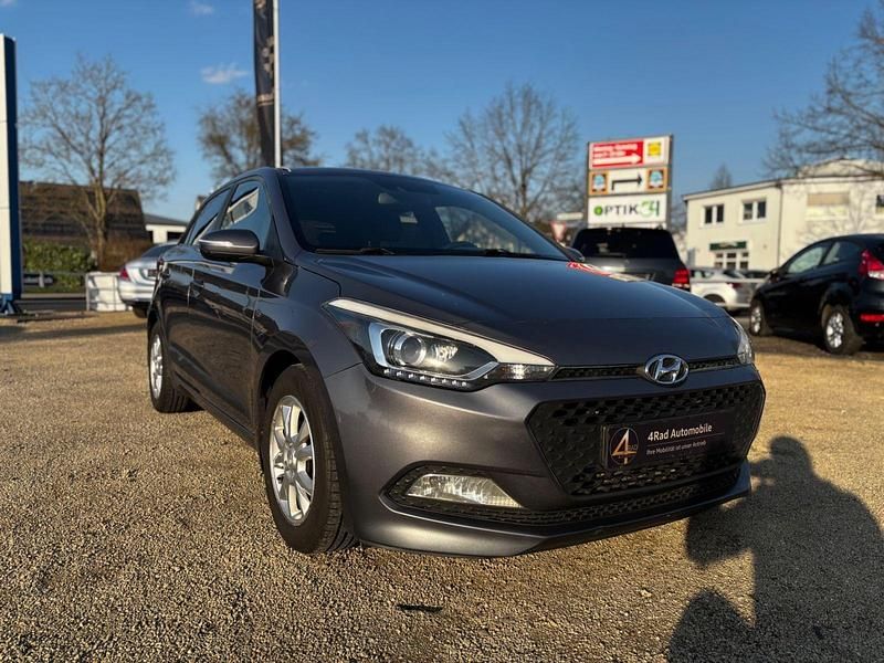 Gebraucht Hyundai i20 Trend 84 PS (61 kW) 2016 Grau Kleinwagen