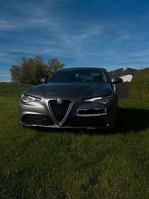 Silber Gebraucht 2019 Alfa Romeo Giulia Limousine | 16.200 € - Bild 1/4
