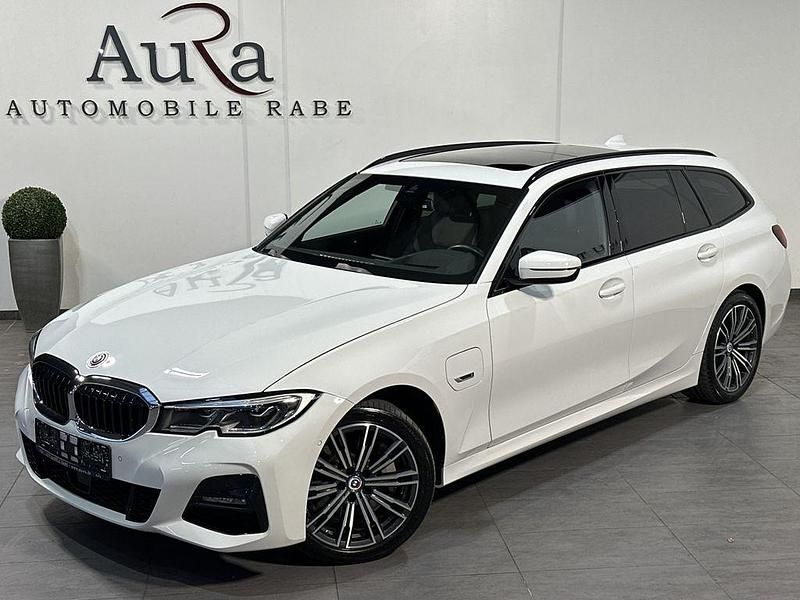 Alpinweiã iii Gebraucht 2022 BMW 330e M Sport Kombi | 31.749 € (Etwas zu teuer) - Bild 1/4