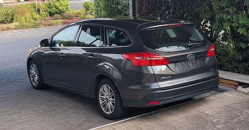 Grau Gebraucht 2018 Ford Focus Cool & Connect Kombi | 9.800 € (Guter Preis) - Bild 1/4
