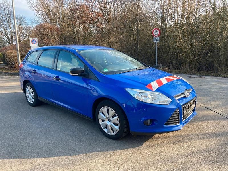 Gebraucht Ford Focus Trend 116 PS (85 kW) 2014 Blau Kombi