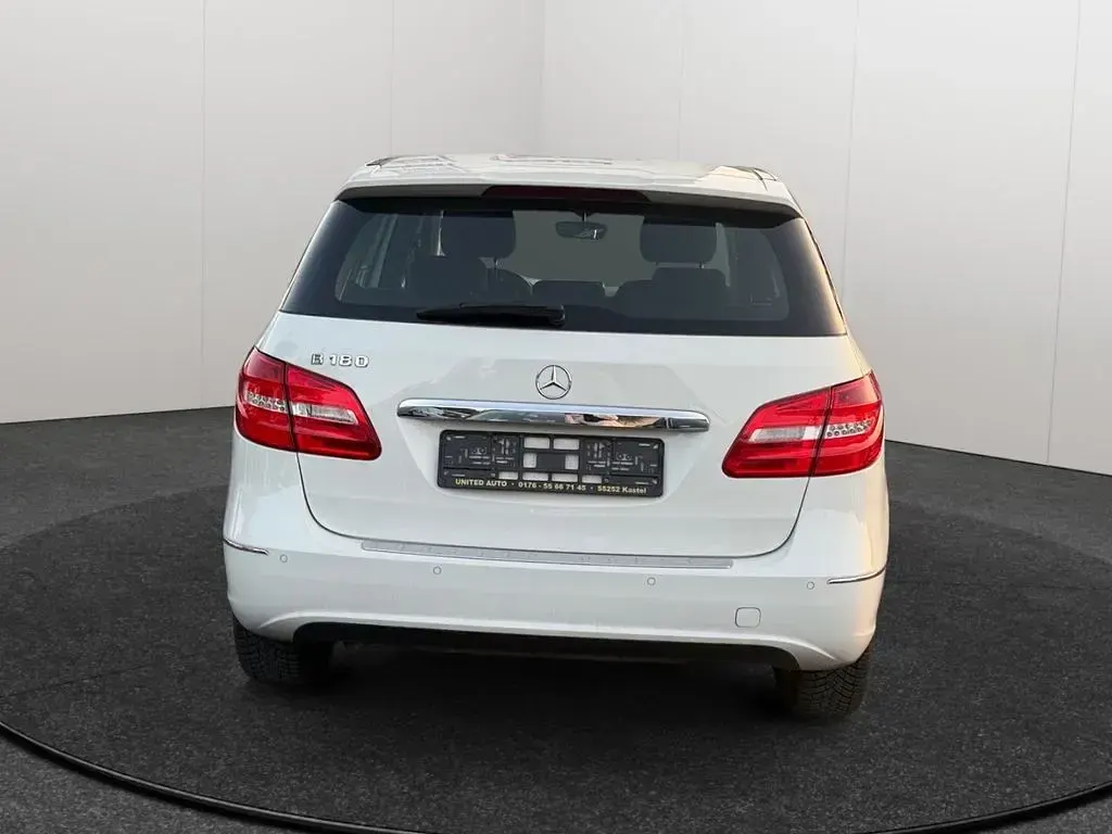 Gebraucht Mercedes B180 122 PS (89 kW) 2012 Weiß Kleinwagen