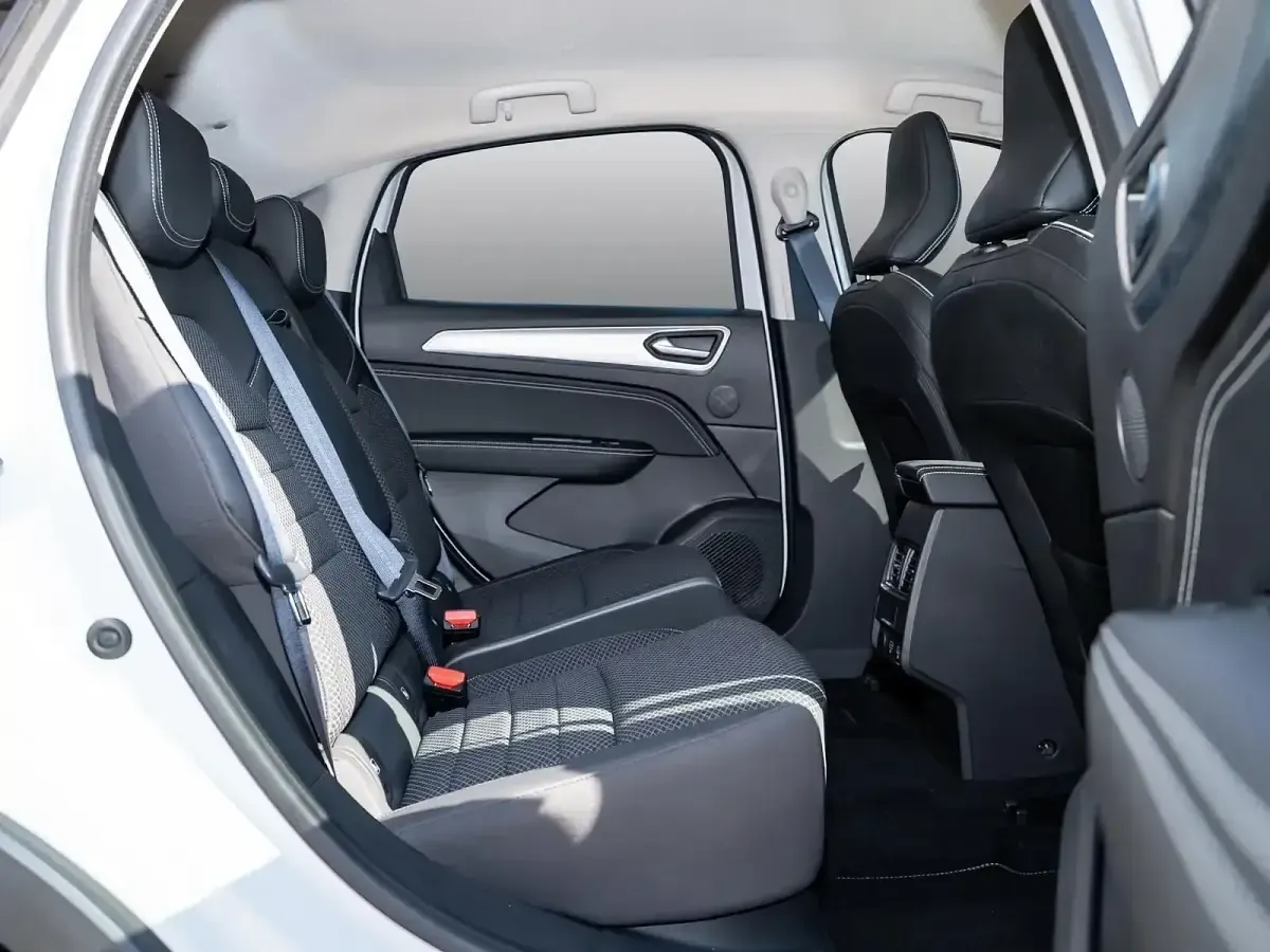 Gebraucht Renault Arkana 140 PS (102 kW) 2022 Kyanitweiß metallic SUV