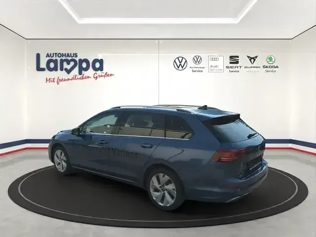 Gebraucht VW Golf VIII Style 150 PS (110 kW) 2024 Anemonenblau metallic Kombi