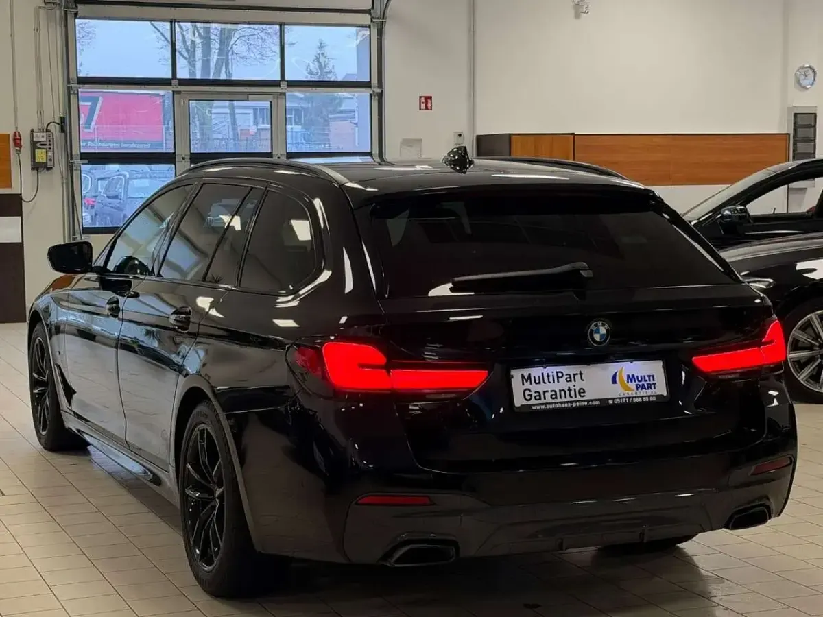 Gebraucht BMW 520 M Sport 190 PS (139 kW) 2021 Saphirschwarz Kombi