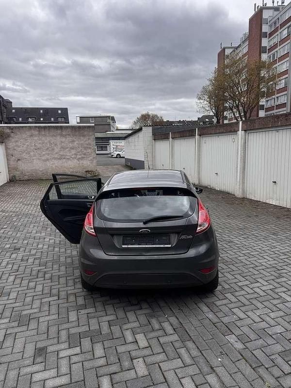 Gebraucht Ford Fiesta SYNC Edition 82 PS (60 kW) 2015 Grau Limousine