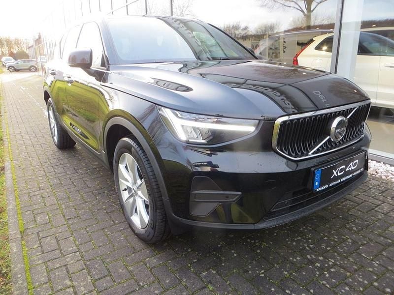 Neu Volvo XC40 Core 163 PS (119 kW) 2026 Grau SUV