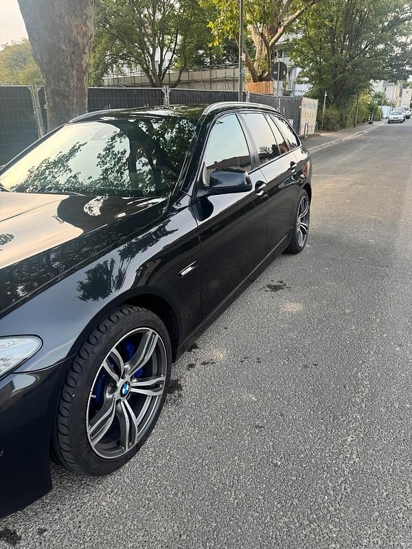 Gebraucht BMW 530 245 PS (180 kW) 2010 Rot Limousine