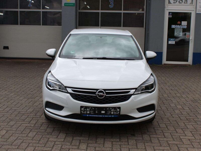 Weiß Gebraucht 2018 Opel Astra Limousine | 7.950 € (Superpreis) - Bild 1/4