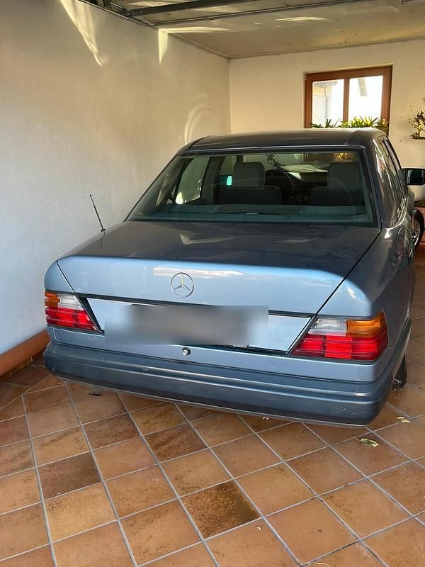 Gebraucht Mercedes E230 130 PS (95 kW) 1989 Blau Limousine