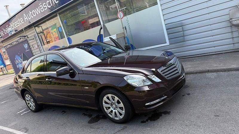 Braun Gebraucht 2012 Mercedes 220 Limousine | 10.500 € - Bild 1/4