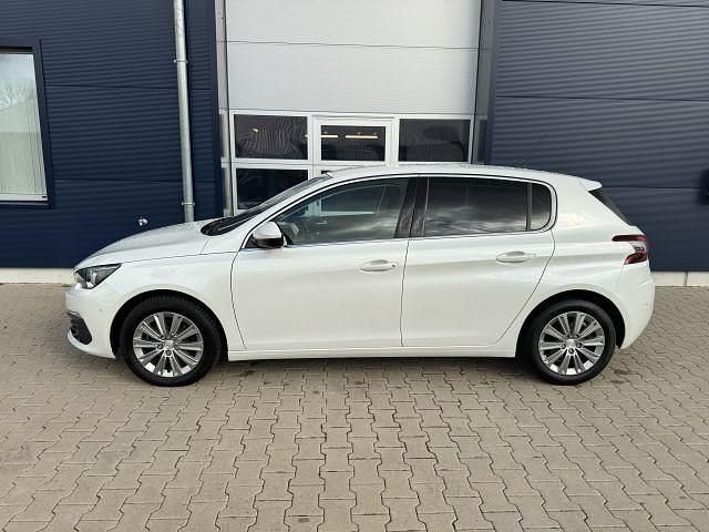 Gebraucht Peugeot 308 Allure 131 PS (96 kW) 2021 Perlmutt weiß perleffekt (metallic) Limousine