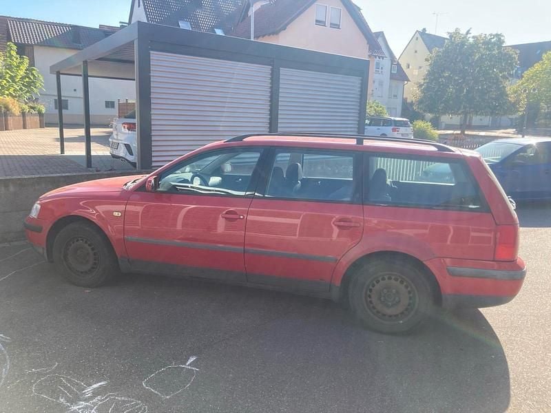 Rot Gebraucht 1999 VW Passat Kombi | 950 € (Guter Preis) - Bild 1/4