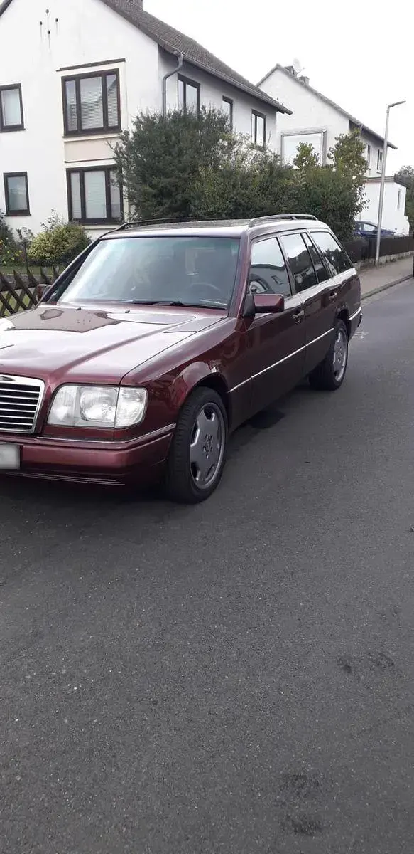 Gebraucht Mercedes E220 150 PS (110 kW) 1996 Rot Kombi