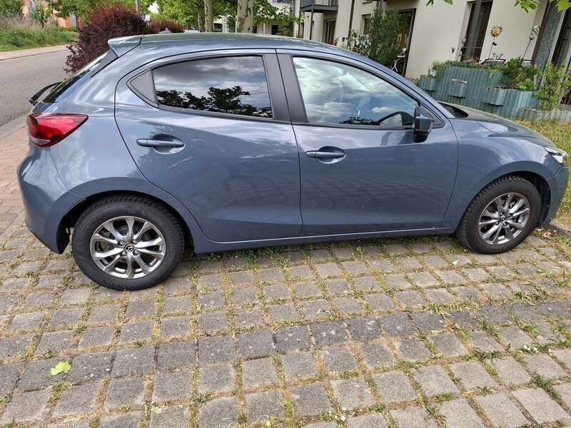 Grau Gebraucht 2021 Mazda 2 Limousine | 16.500 € (Guter Preis) - Bild 1/4