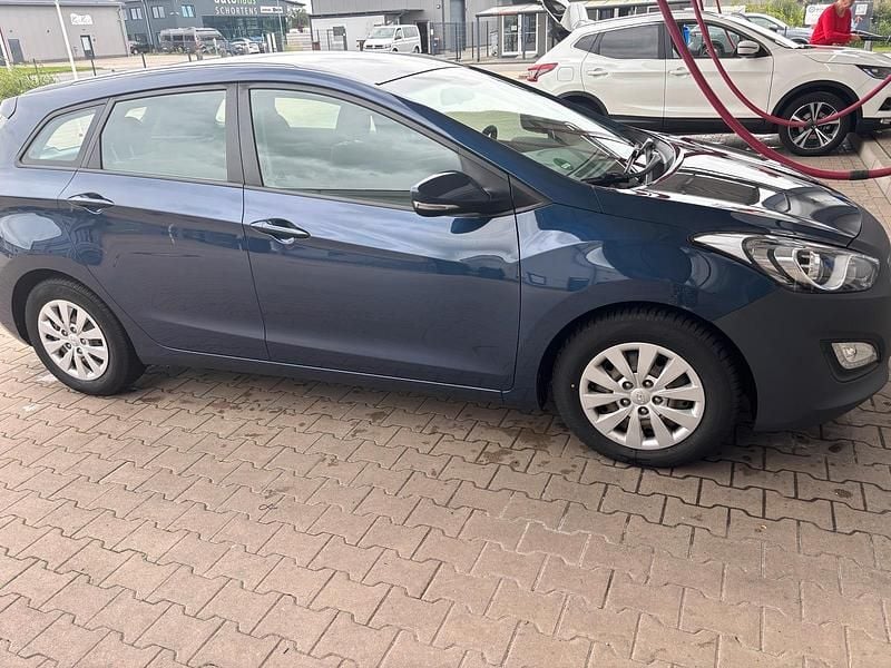 Blau Gebraucht 2017 Hyundai i30 Kombi | 9.750 € (Superpreis) - Bild 1/4
