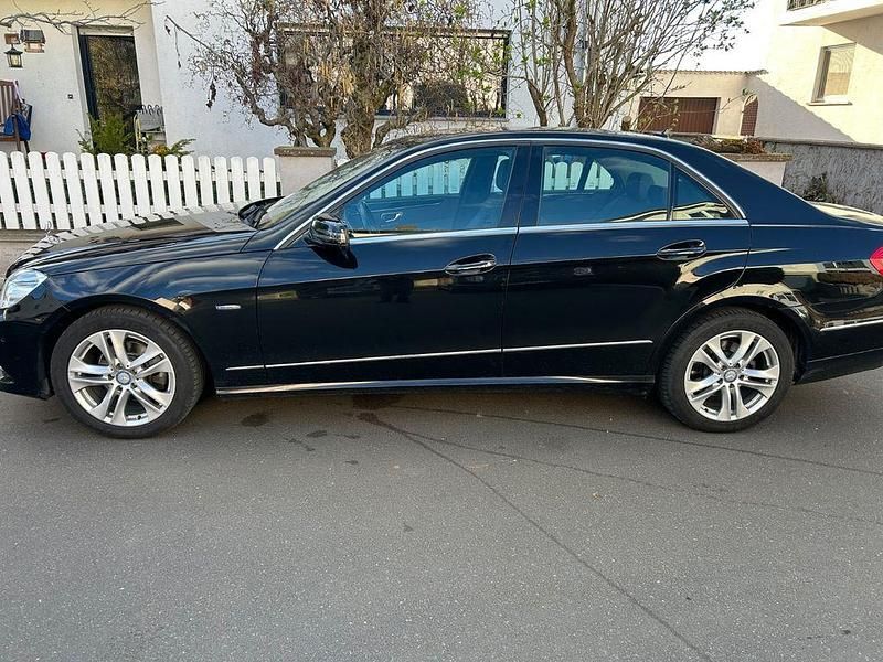 Gebraucht Mercedes E200 Avantgarde 184 PS (135 kW) 2011 Schwarz Limousine
