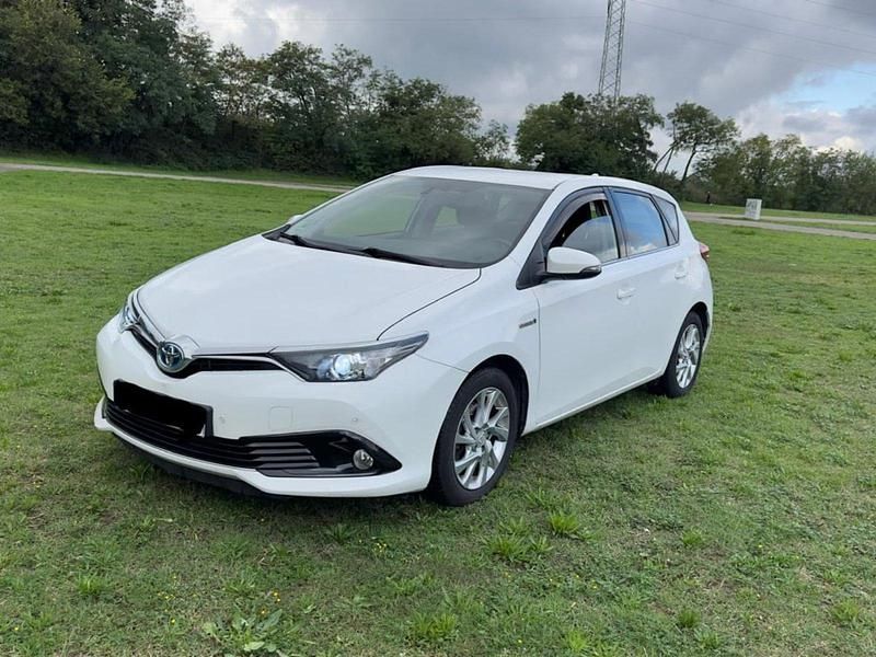 Weiß Gebraucht 2015 Toyota Auris Hybrid Comfort Limousine | 12.650 € (Fairer Preis) - Bild 1/4