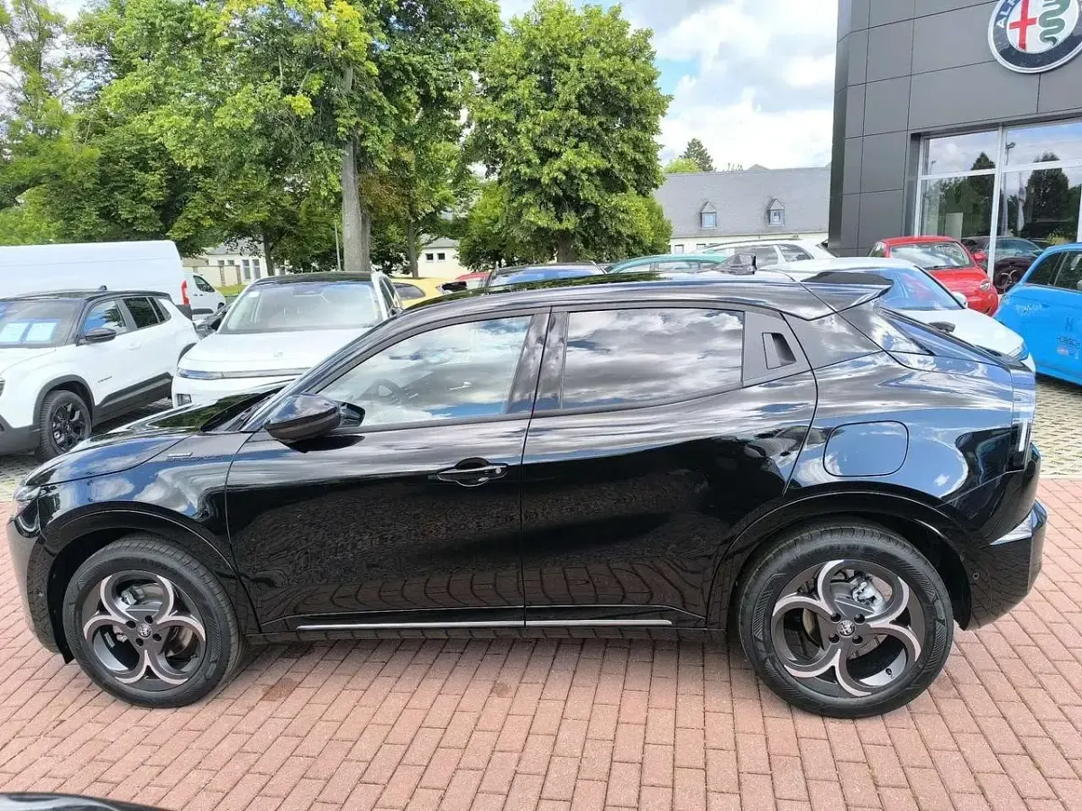 Neu Alfa Romeo Junior Edizione Speciale 145 PS (106 kW) 2026 Schwarz SUV
