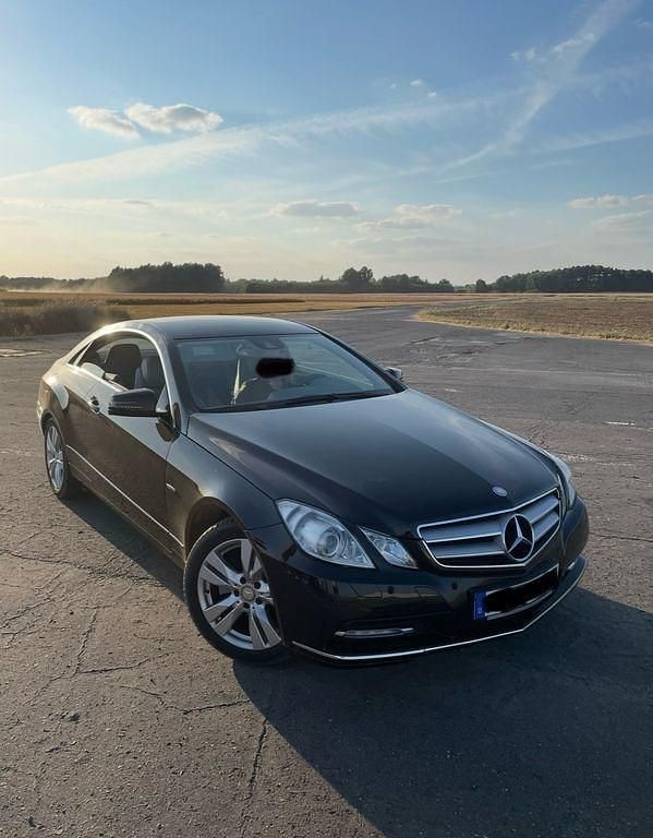 Gebraucht Mercedes E200 184 PS (135 kW) 2011 Schwarz Coupé