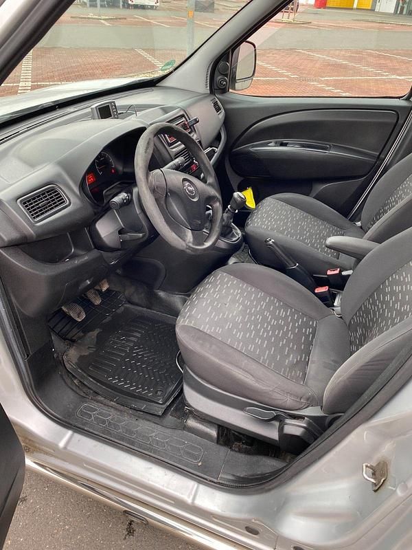 Gebraucht Opel Combo 105 PS (77 kW) 2012 Silber Van / Kleinbus