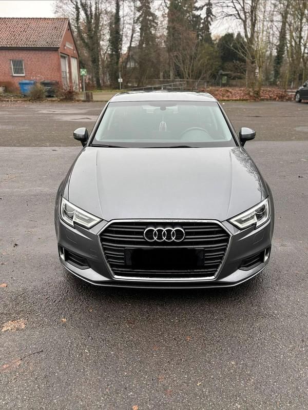 Gebraucht Audi A3 Sport 116 PS (85 kW) 2018 Grau Limousine