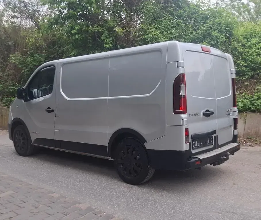 Gebraucht Renault Trafic 140 PS (102 kW) 2016 Silber Van / Kleinbus