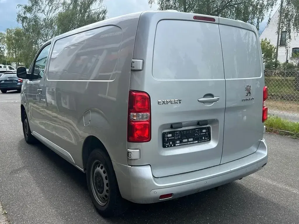 Gebraucht Peugeot Expert Premium 122 PS (89 kW) 2018 Silber Van