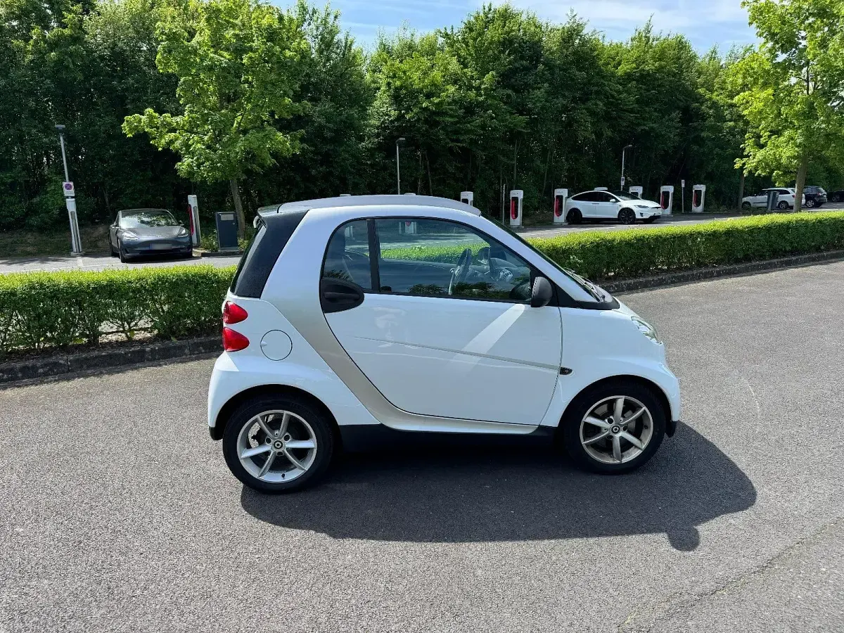 Gebraucht Smart ForTwo Coupé 61 PS (44 kW) 2011 Weiß Coupé