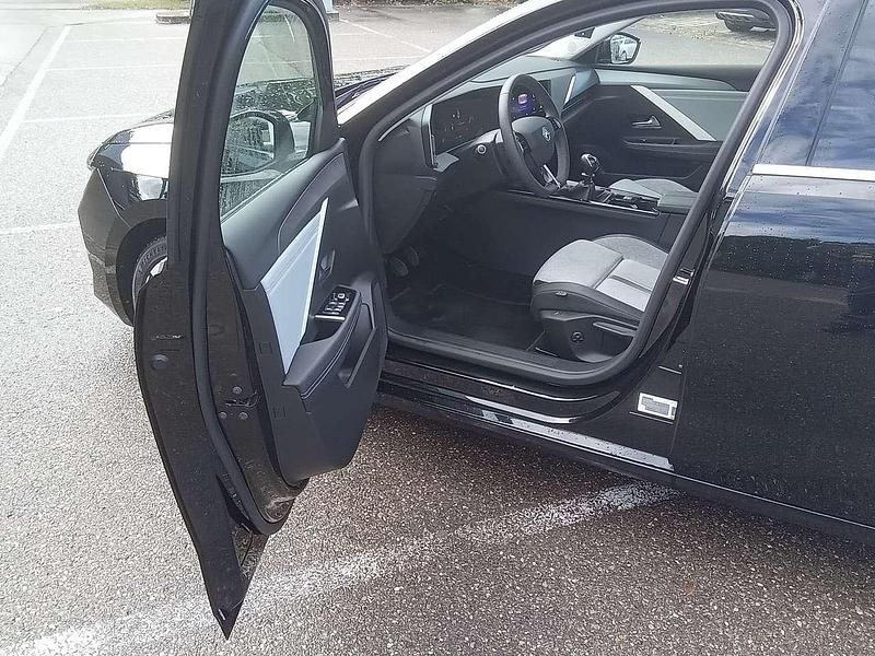 Gebraucht Opel Astra Elegance 131 PS (96 kW) 2023 Karbon schwarz Kleinwagen
