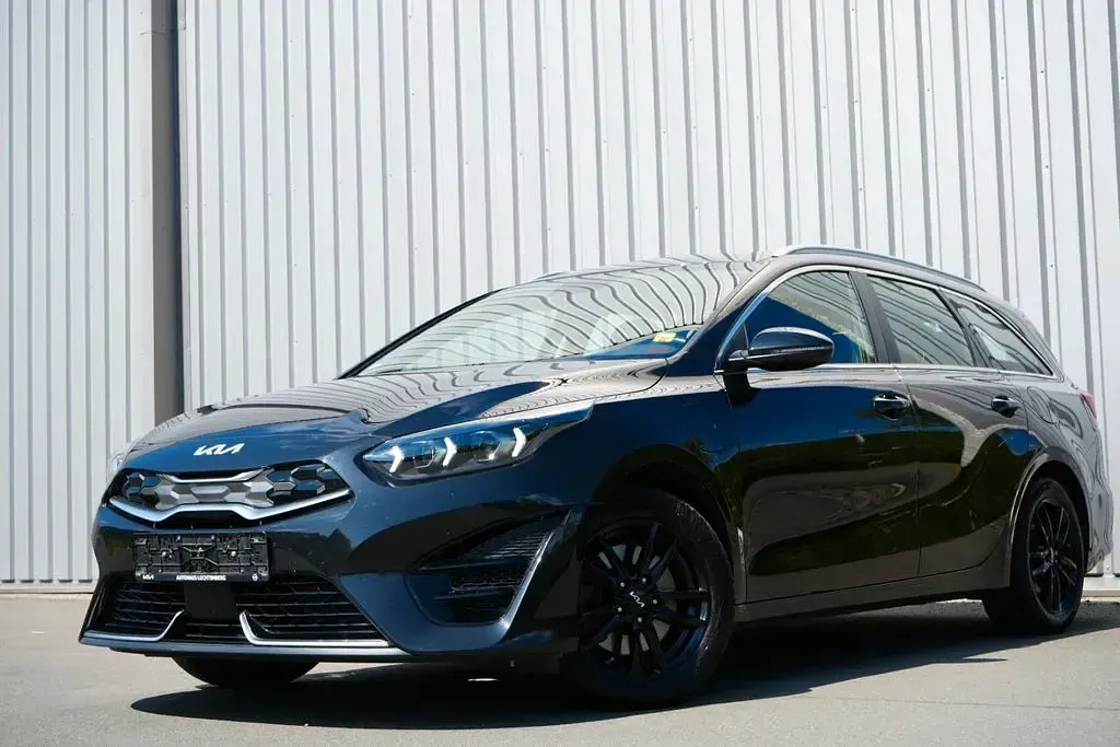 Używany Kia Ceed Vision 141 KM (103 kW) 2022 Czarny Hatchback