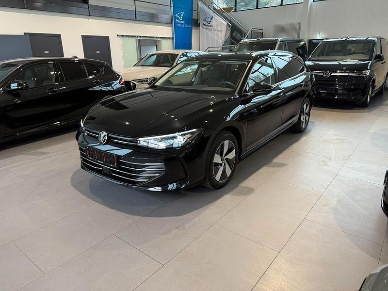 Schwarz Gebraucht 2025 VW Passat Business Kombi | 32.499 € (Superpreis) - Bild 1/4