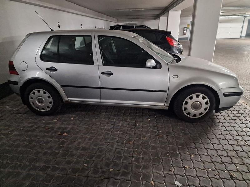 Grau Gebraucht 2002 VW Golf Edition Limousine | 1.490 € (Guter Preis) - Bild 1/4