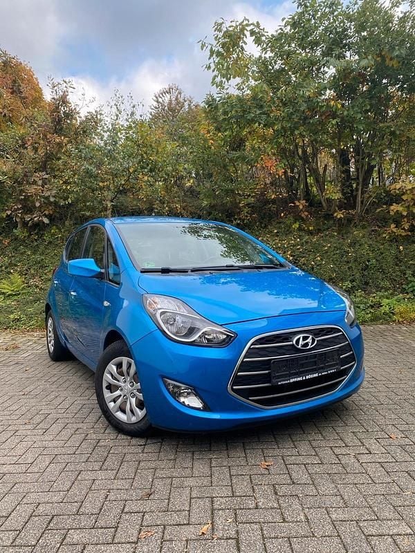 Blau Gebraucht 2018 Hyundai ix20 Kleinwagen | 8.350 € (Superpreis) - Bild 1/4