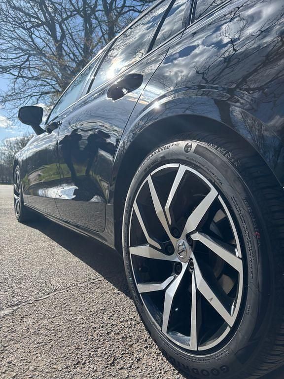 Gebraucht Volvo V60 190 PS (139 kW) 2019 Schwarz Kombi