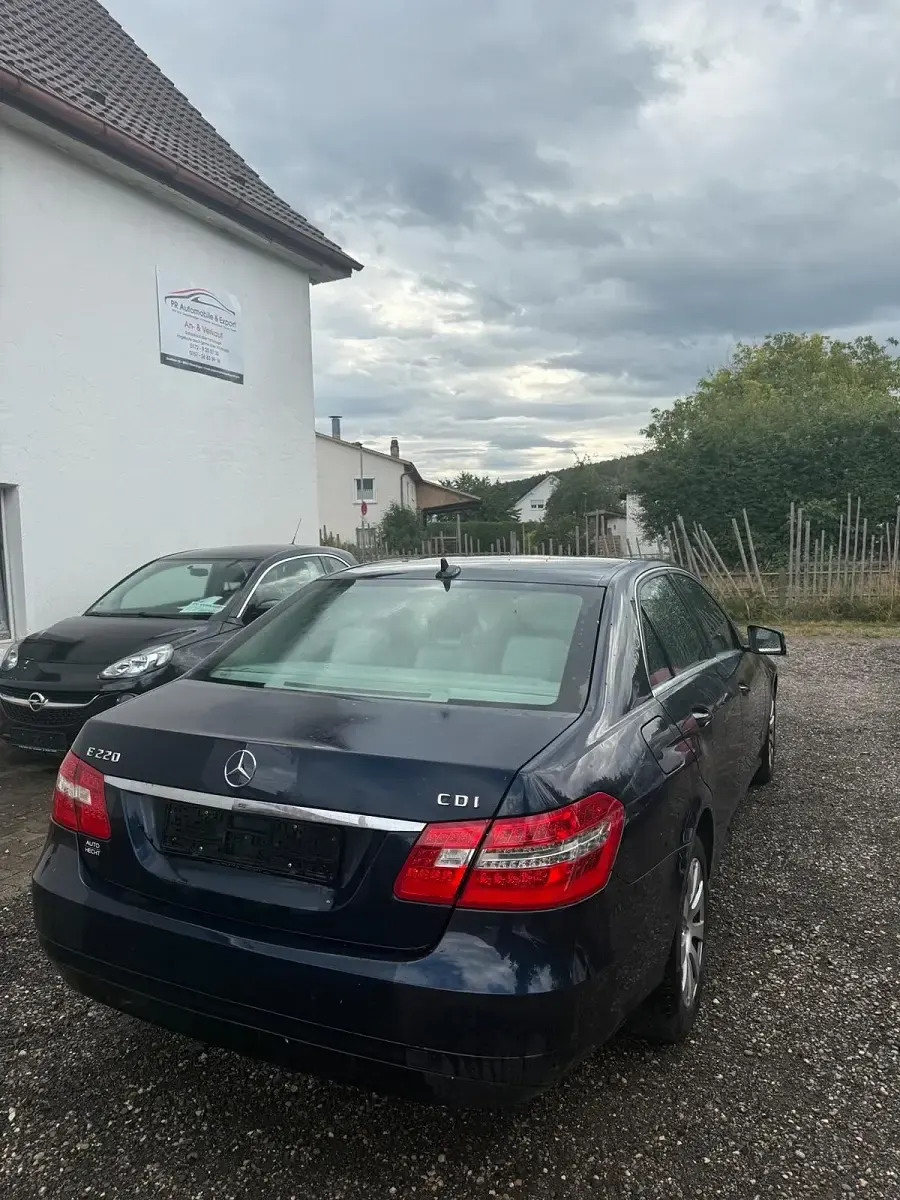 Gebraucht Mercedes E220 170 PS (125 kW) 2013 Blau Limousine