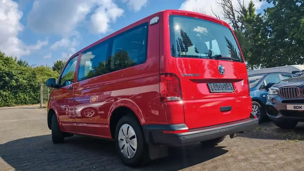 Gebraucht VW Caravelle Trendline 110 PS (80 kW) 2021 Kirschrot Van